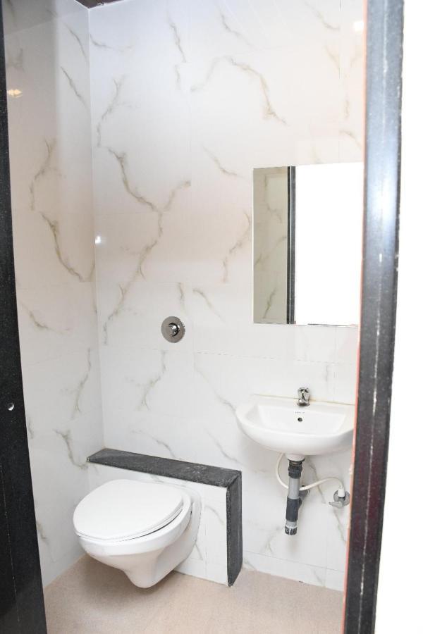 Hotel Sai Shatabdi Ширди Стая снимка